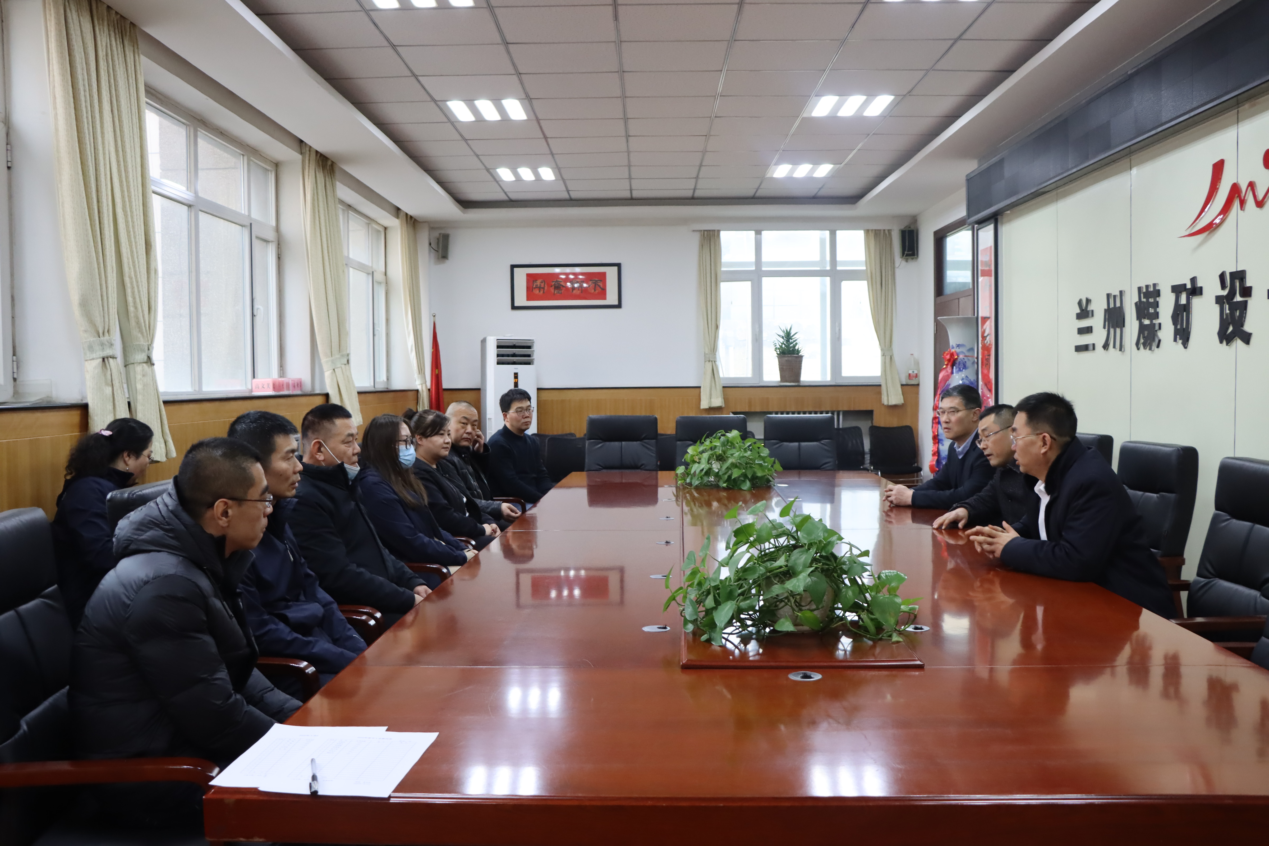 公司领导为困难职工发放慰问金